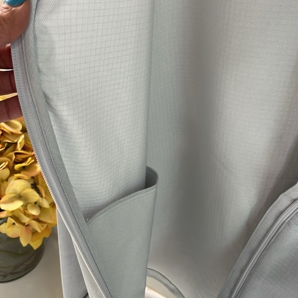 Golf Windbreaker. NEW w/out tags . Lined  and textured fabric . Size Large - Picture 7 of 11